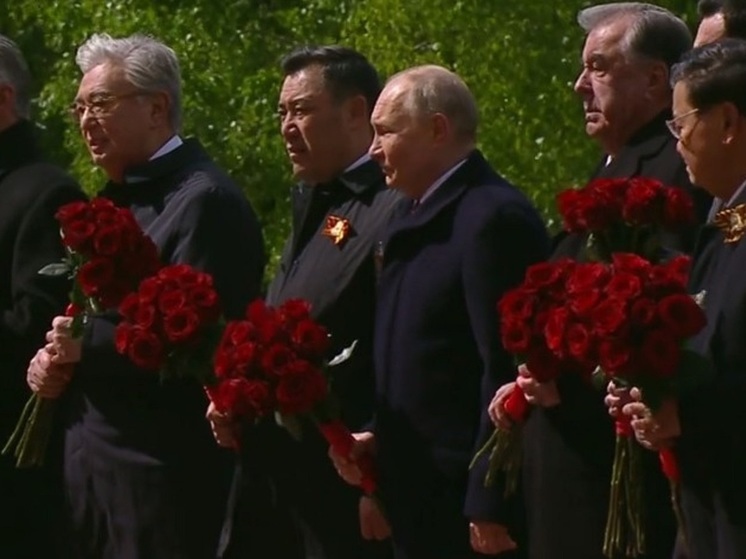Путин в Александровском саду возложил цветы к могиле Неизвестного солдата