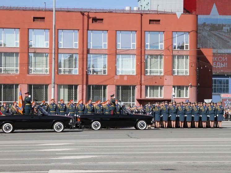 Впервые в Параде Победы в Новосибирске участвовал женский расчет МЧС России