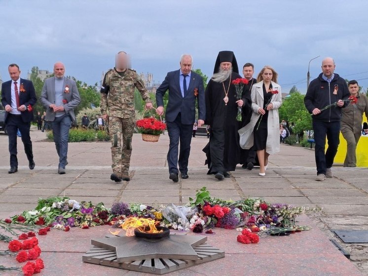 В Бердянске возложили цветы к Вечному огню и памятнику Неизвестному солдату