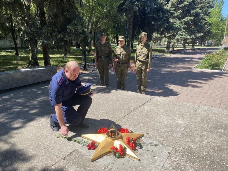 Офицеры и кадеты СК возложили цветы к «Вечному огню» в Скадовске