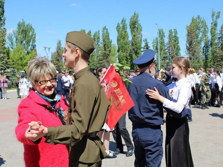Дуэты станцевали "Случайный вальс" в Парке Победы на Соколовой горе