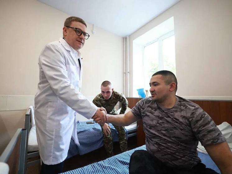 Губернатор Челябинской области навестил раненых бойцов в госпитале