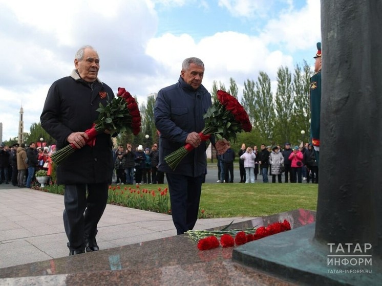 Минниханов и Шаймиев возложили цветы в Парке Победы