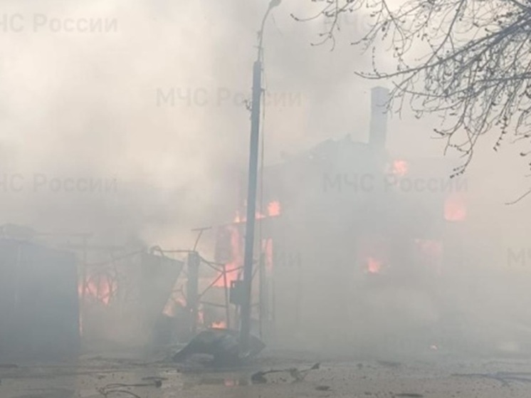 Два частных дома и два автомобиля «Лада Калина» сгорели в пожаре в Алапаевске
