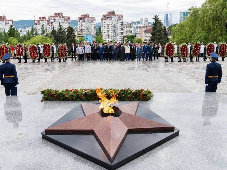 В День Победы 8 тысяч человек возложили цветы к мемориалу в Завокзальном микрорайоне Сочи