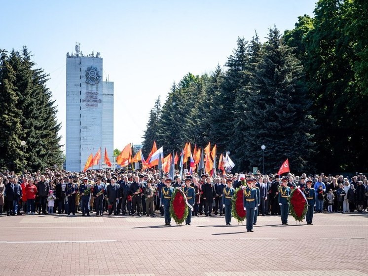 В Курске в День Победы прошла церемония возложения цветов к Вечному огню