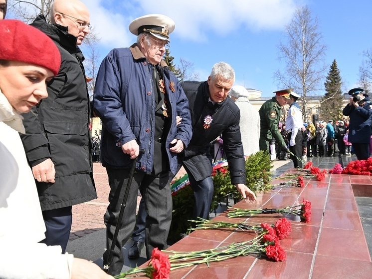 Глава Республики Карелия возложил цветы к подножию памятника «Вечный огонь»