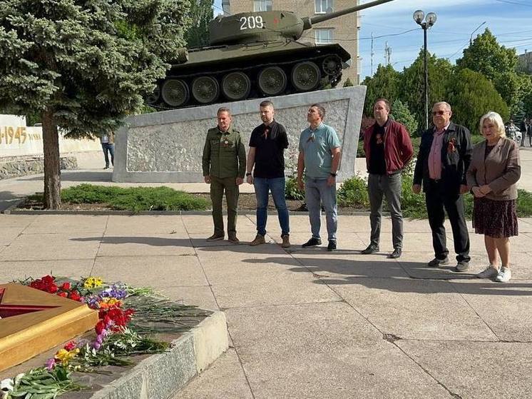 В Токмаке на Запорожье возложили цветы к памятнику воинам-героям ВОВ