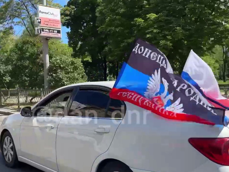 Более сотни машин и мотоциклов приняли участие в автопробеге в столицах Донбасса в честь Дня Победы