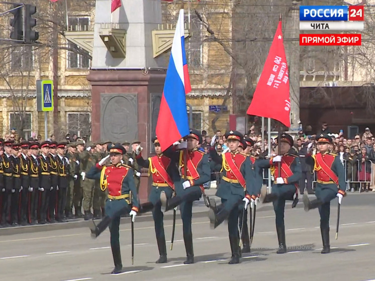 Участники спецоперации пронесли Знамя Победы во время парада в Чите