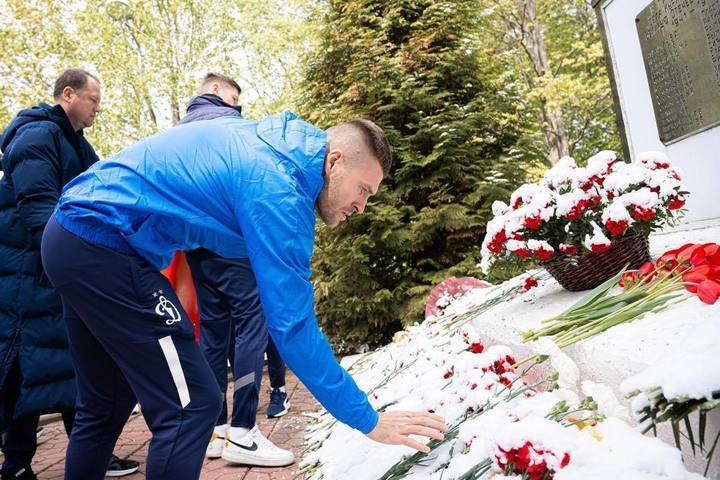 Игроки «Динамо» возложили цветы к мемориалу Дня Победы