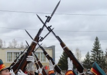 Двое подростков-карабинеров упали в обморок на церемонии поднятия флага Красноярска в честь 9 Мая