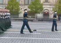 Один из военнослужащих потерял ботинок в ходе марша по Красной площади в Москве на Параде Победы
