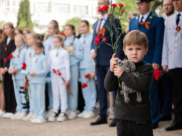 Жители и гости Сириуса возложили цветы к мемориалу в парке «Южные культуры»