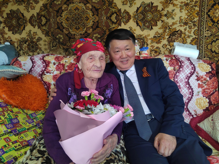 Юрий Кон встретился со старейшей жительницей Читы в канун Дня Победы