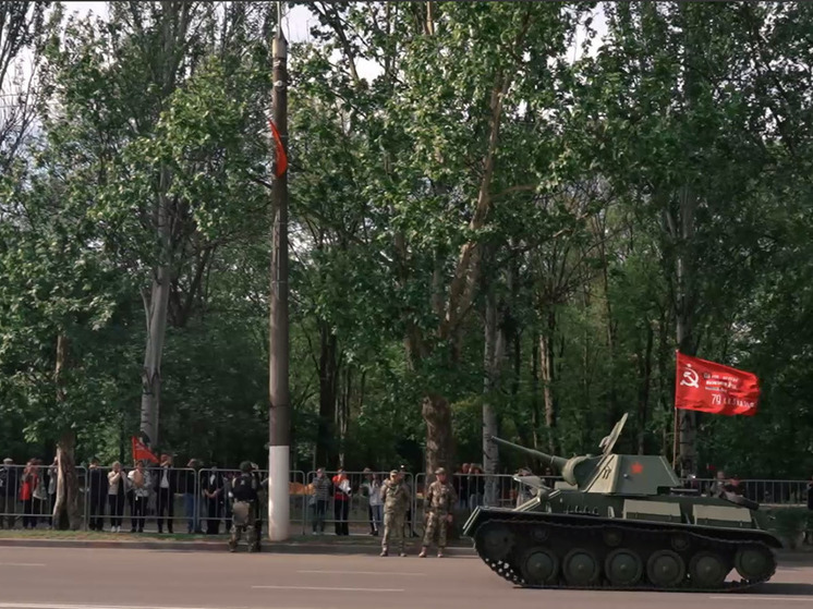 Танк Т-70 прошел своим ходом по центральной улице Мелитополя