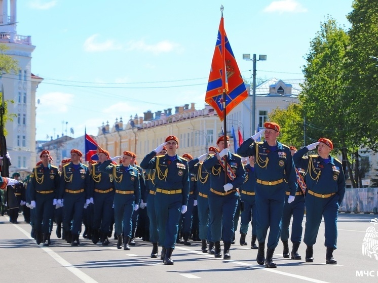 Парадный расчет МЧС России прошел по главной площади Смоленска в День Победы