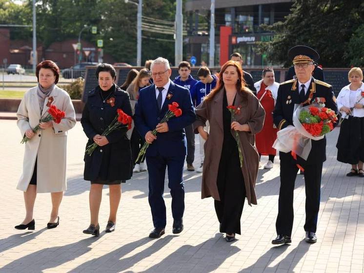 Власти Калининграда возложили цветы к памятникам в честь ВОВ