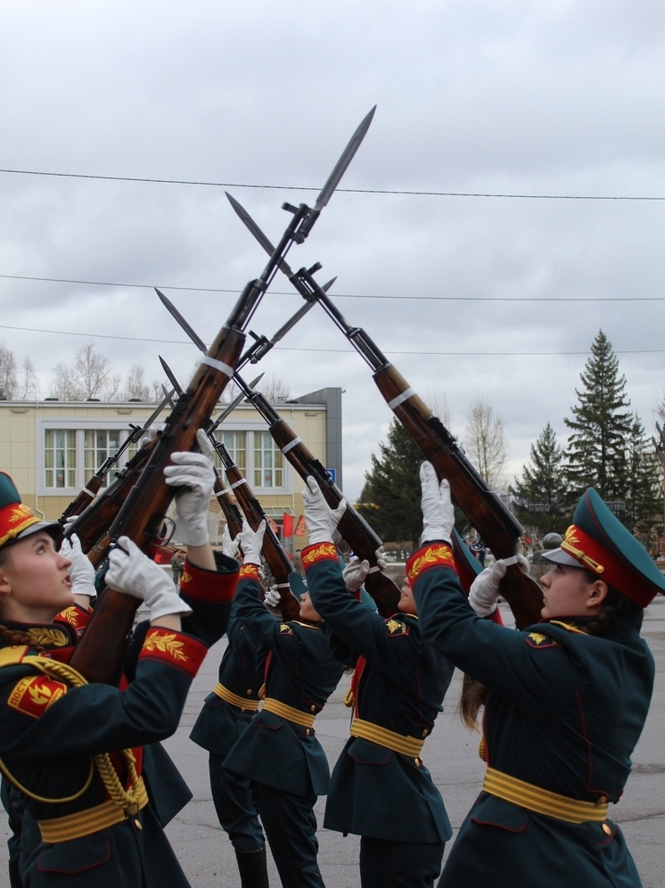 Участники церемонии поднятия флага на День Победы в Красноярске упали в обморок