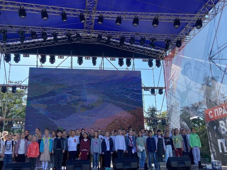 В Комсомольском сквере Сочи проходит концерт, посвящённый Дню Победы