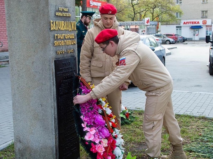 В День Победы в Кольцово возложили к мемориалам венки и живые цветы