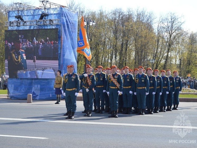 Лучшие сотрудники МЧС прошли в параде Победы в Великом Новгороде