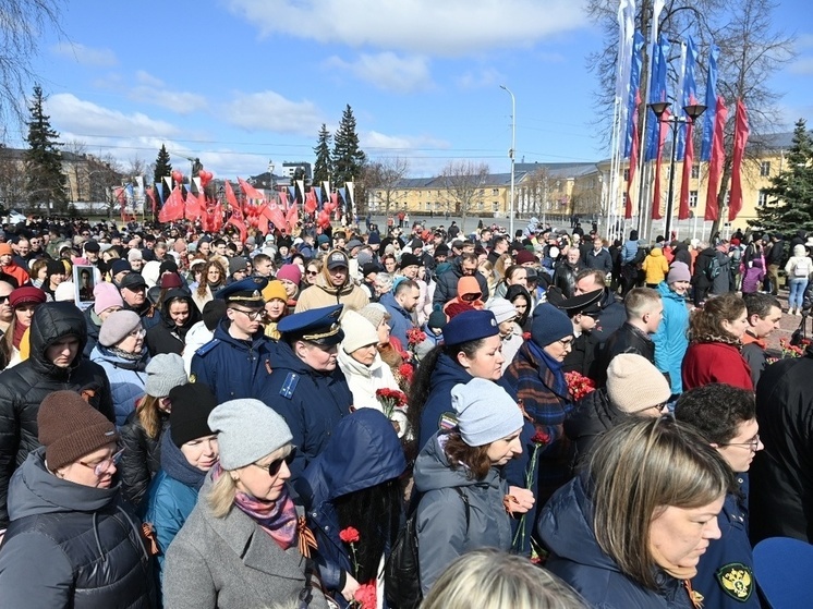Море цветов разлилось у Вечного огня в Петрозаводске