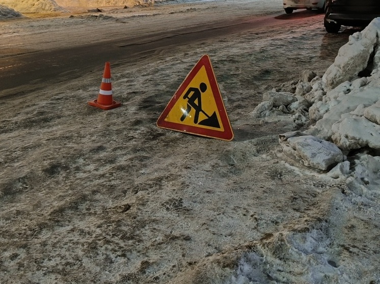 Крышка люка слетела на шоссе в Петрозаводске