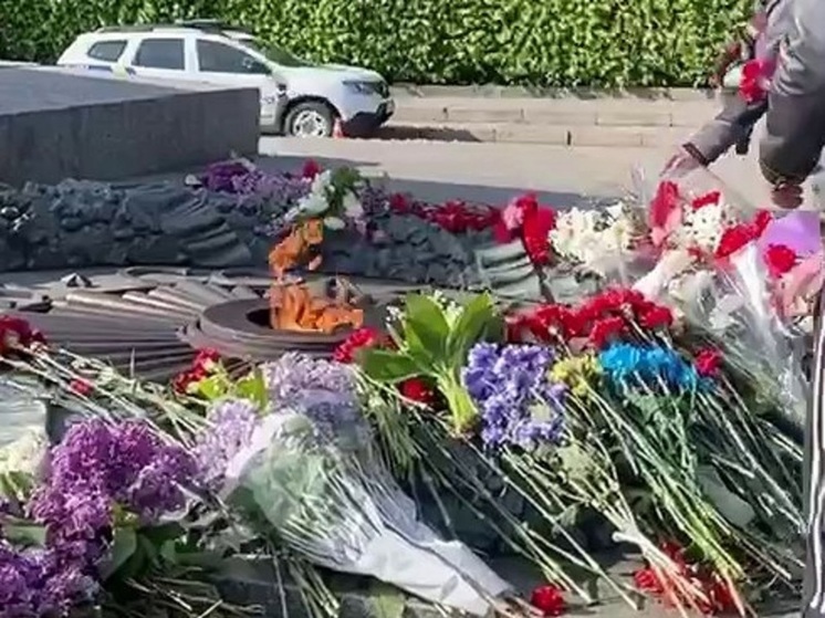 Киевляне несут цветы к Вечному огню в парке Славы