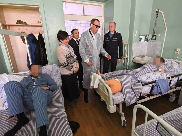 Губернатор Дрозденко поздравил раненых в госпитале