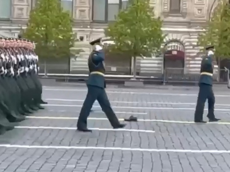 Один из военнослужащих потерял ботинок в ходе марша по Красной площади в Москве на Параде Победы