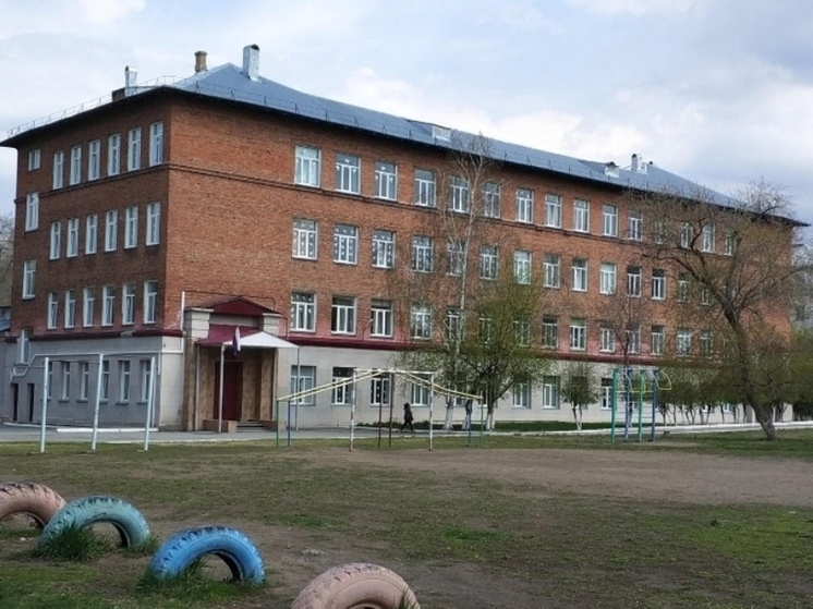 Потолок обрушился в школе Новосибирска во время урока