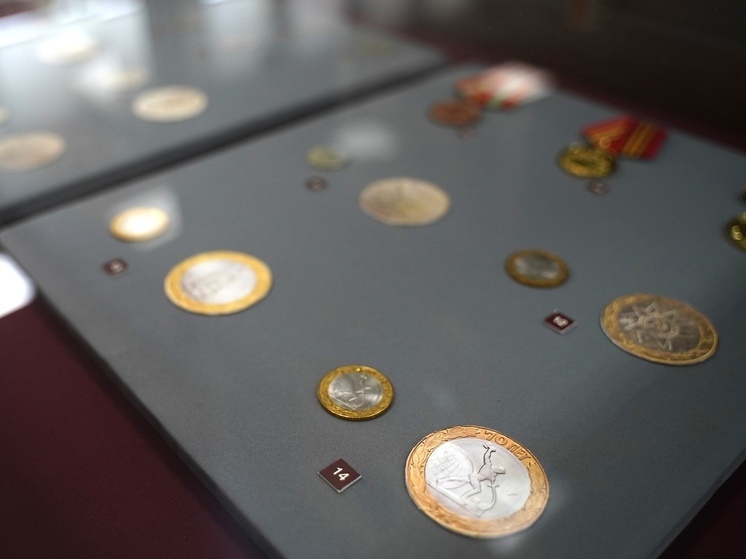 Выставка с монетами разных годов открылась в честь Дня Победы в Псковском музее-заповеднике