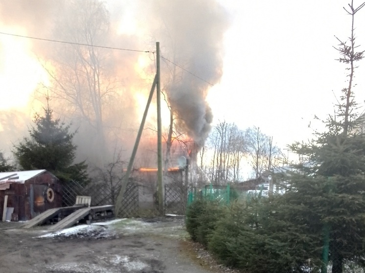 Частный дом загорелся на Перевалке в Петрозаводске
