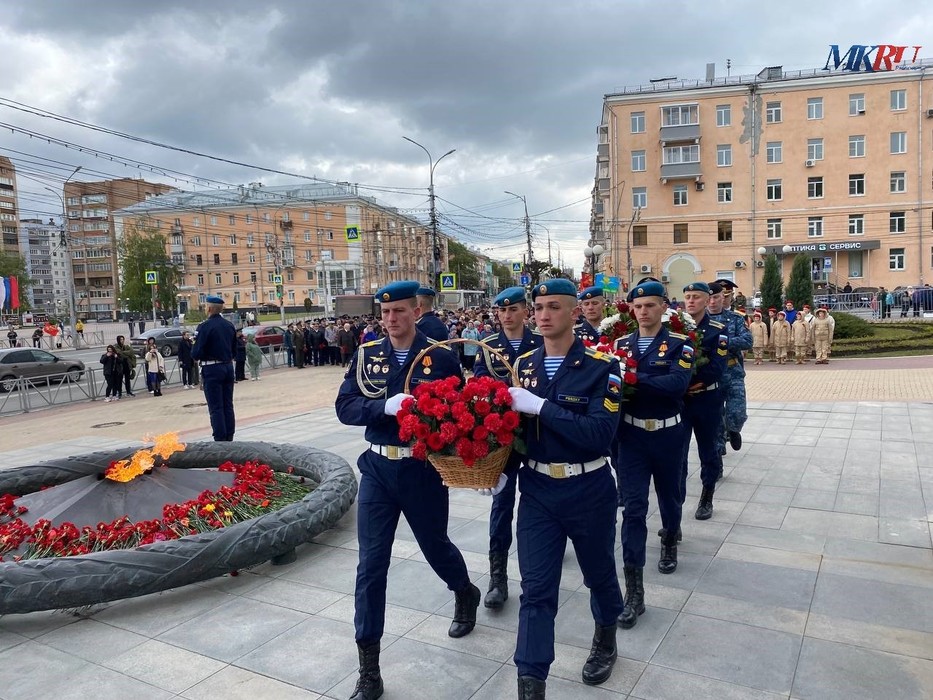 Утром 9 мая в Рязани возложили гирлянду и цветы к монументу Победы