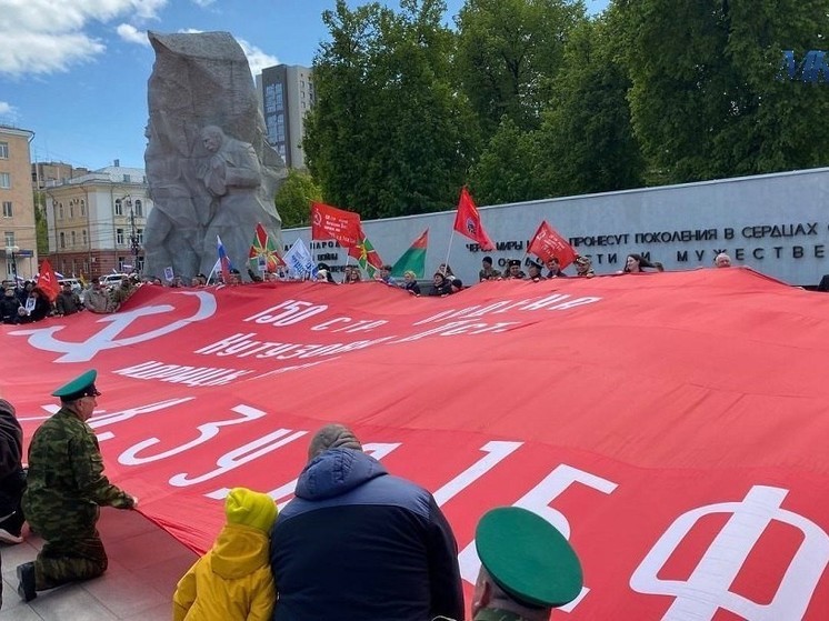 9 мая в центре Рязани развернули огромное Знамя Победы и спели «Катюшу»