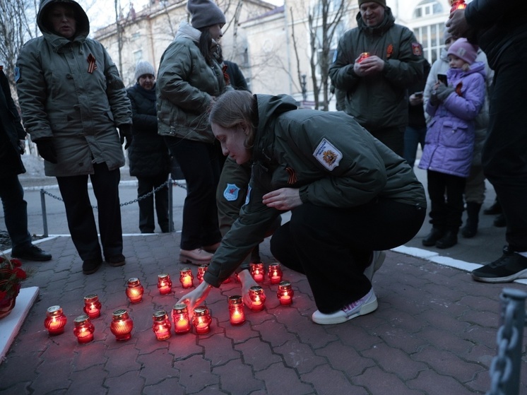 Во дворе Архангельской станции переливания крови зажгли свечи и возложили цветы в честь памяти о донорах военных лет