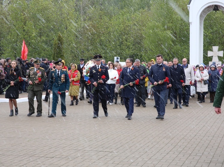 В Калуге жители почтили память фронтовиков