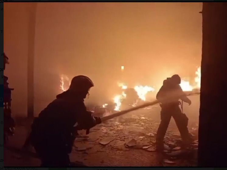 В Апшеронске огнеборцы всю ночь боролись с пожаром в местном деревообрабатывающем цеху