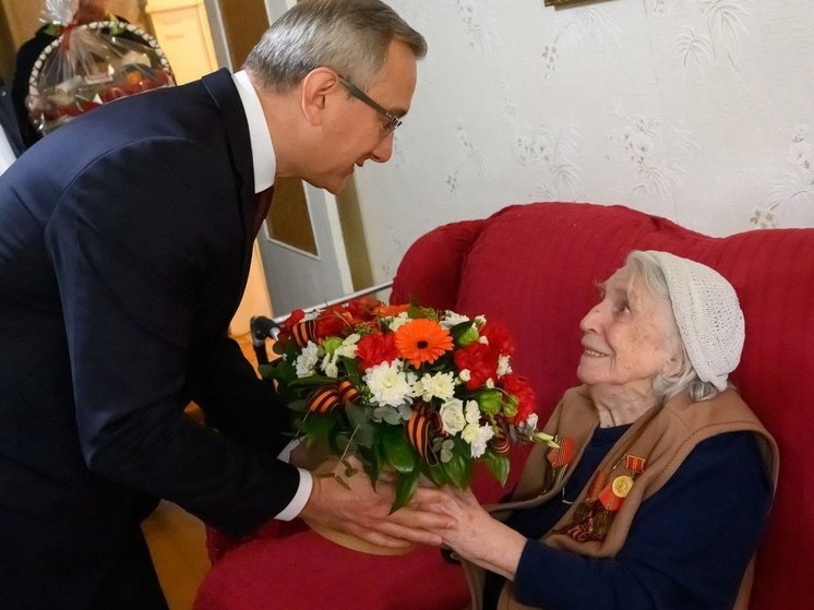 Владислав Шапша поздравил с Днем Победы участницу войны Валентину Абрамову