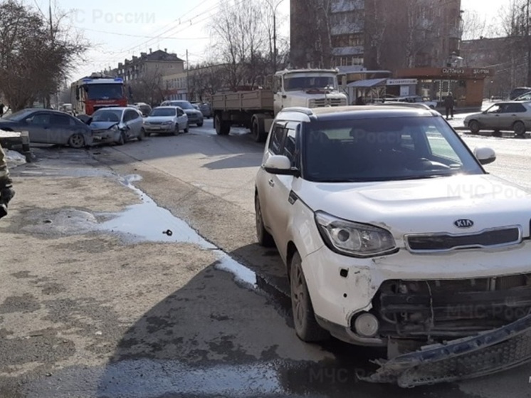 Две легковушки столкнулись в Екатеринбурге, есть пострадавший