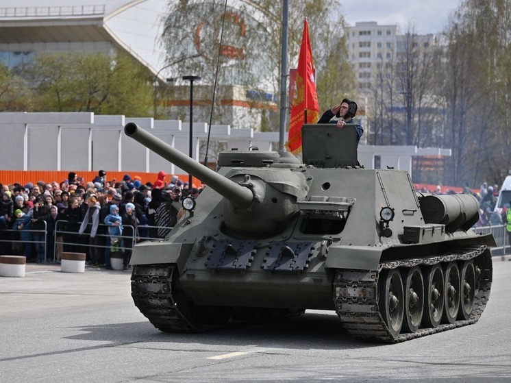 Верхняя Пышма отпраздновала День Победы вальсом, митингом и шествием военной техники