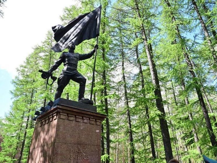 Радий Хабиров назвал открытие памятника Гази Загитову «исторической справедливостью»