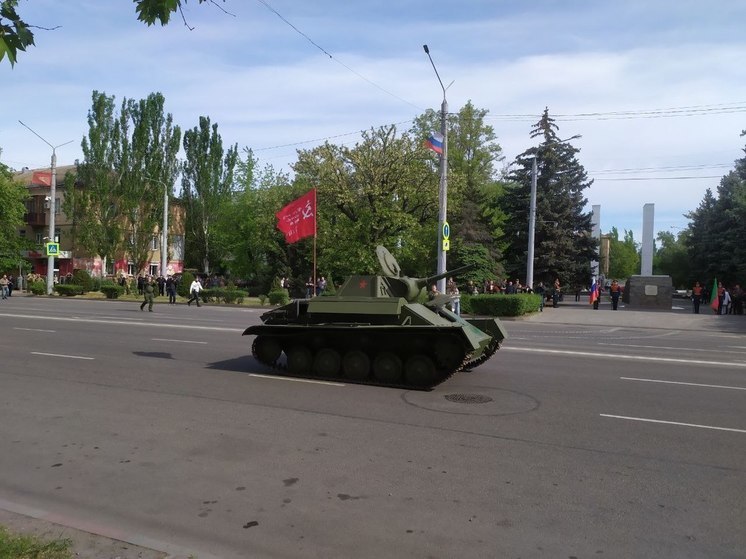 В Мелитополе танк Т-70 своим ходом прошел по улицам города