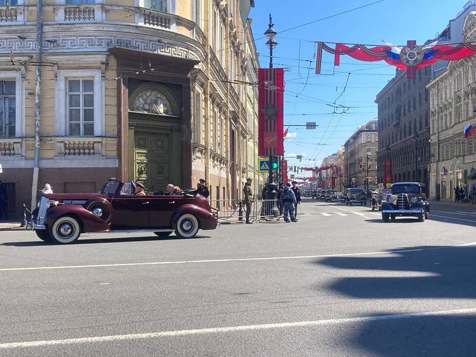 По Невскому проспекту на ретромашинах провезли ветеранов: фото парада