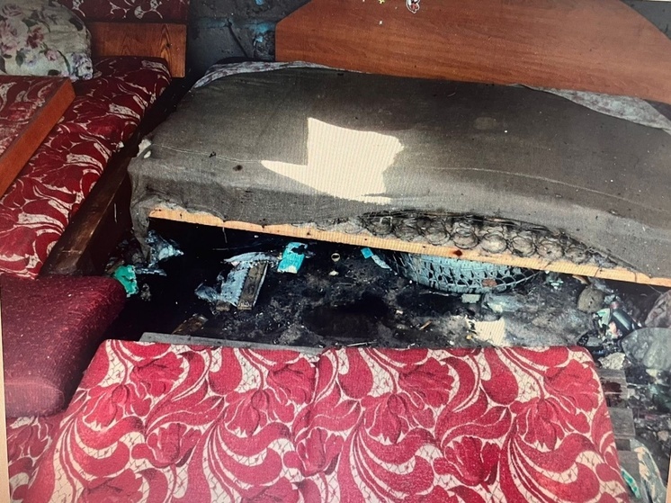 Выброшенный диван загорелся в райцентре Карелии