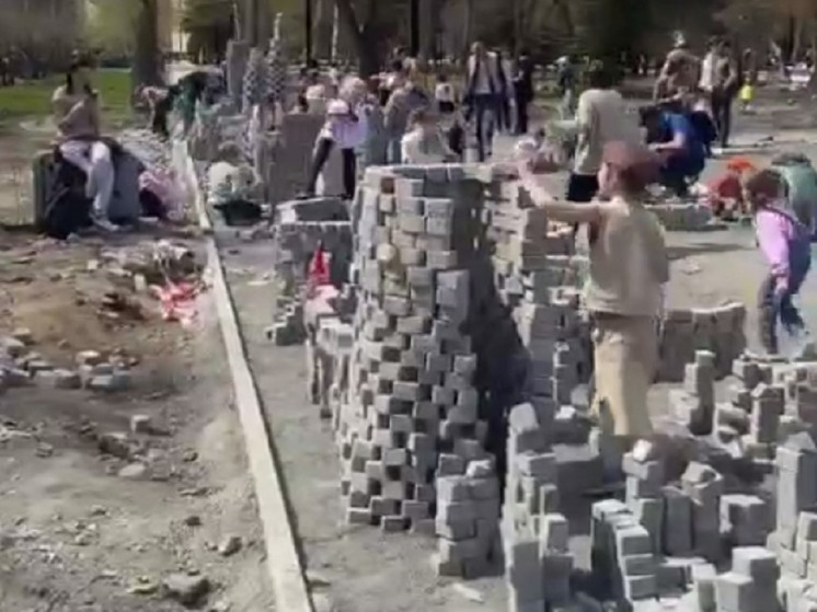Дети выстроили крепость из тротуарной плитки в сквере Новосибирска