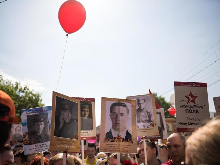 Петербуржцы вышли на улицы с портретами героев ВОВ, несмотря на отмену шествия