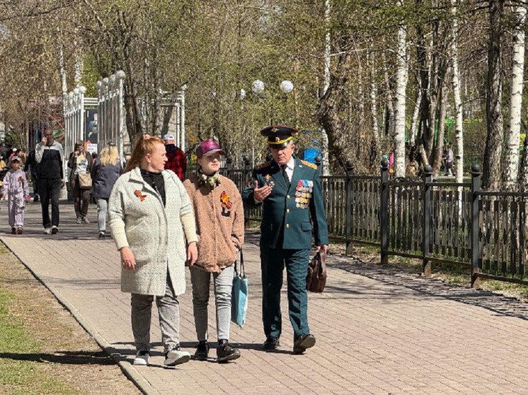 В Новосибирске в Центральном парке горожан накормили солдатской кашей