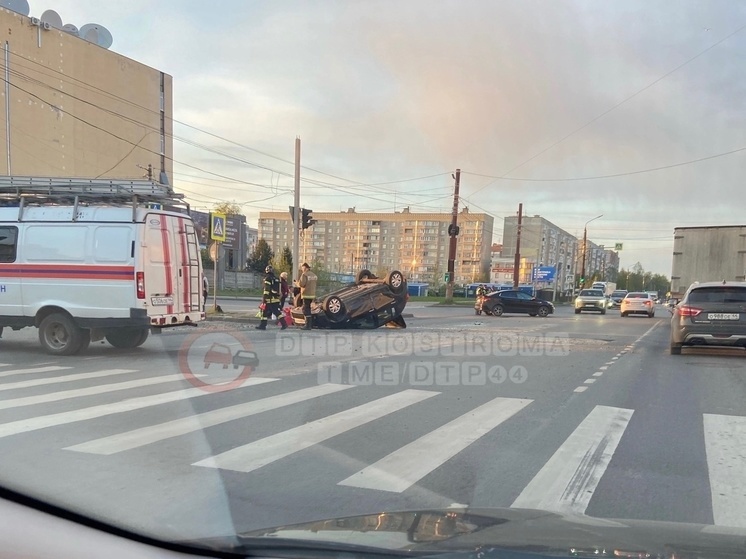 Костромичи в соцсетях обсуждают вчерашнее ДТП у ТЦ «Авокадо»